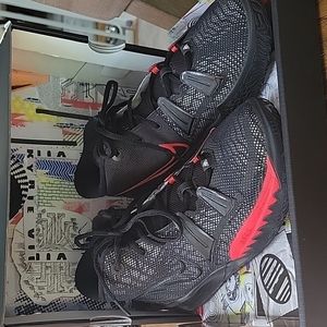 Kyrie Youth Basketball Sneaker